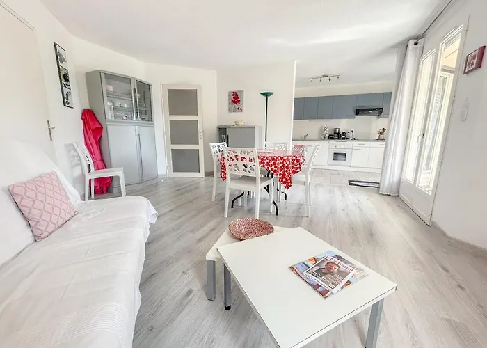 F2 Avec Terrasse Et Parking Prive A Frejus